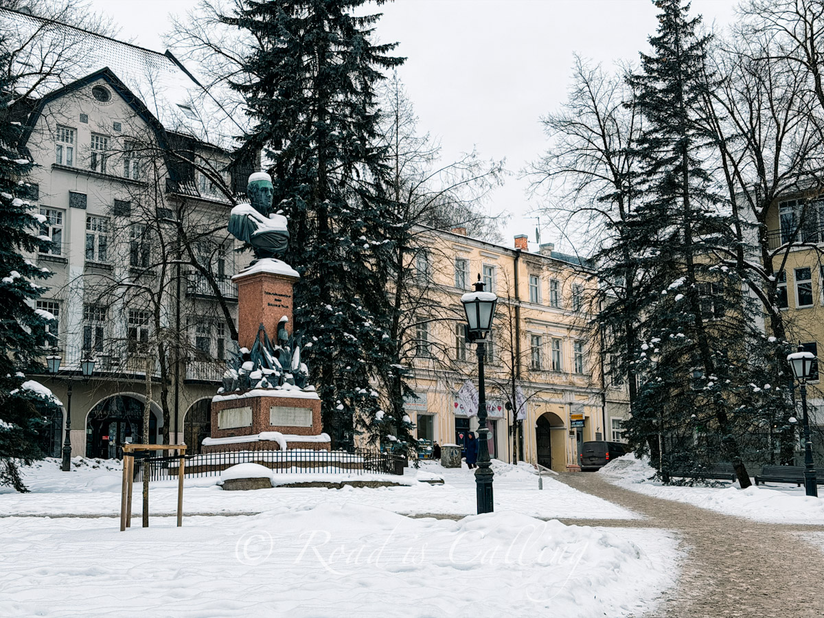 Barclay de Tolly monument in Tartu city center in winter during a 2-day tartu itinerary