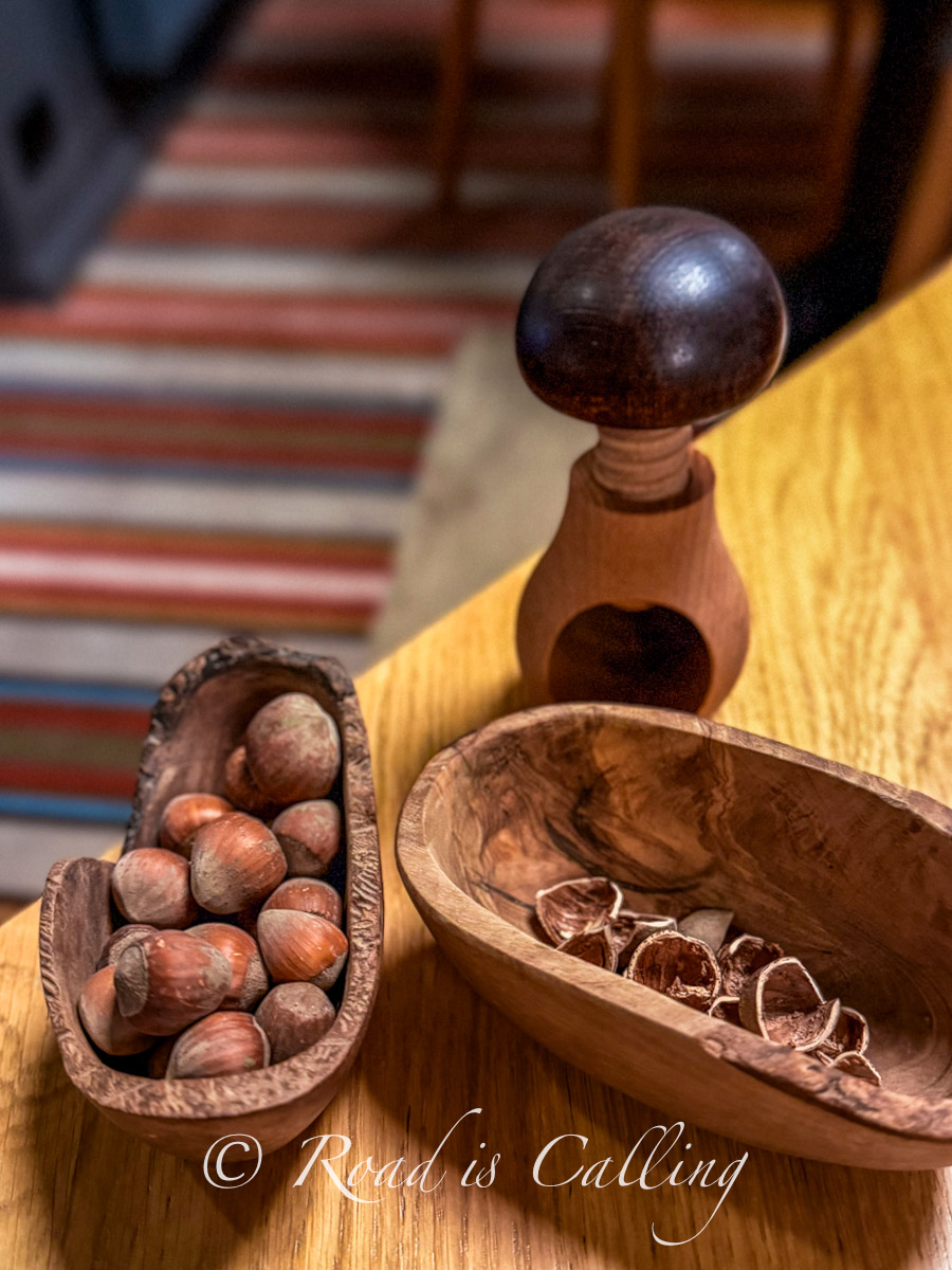 table details with wooden serving dishes and snacks at Ugandi Resto