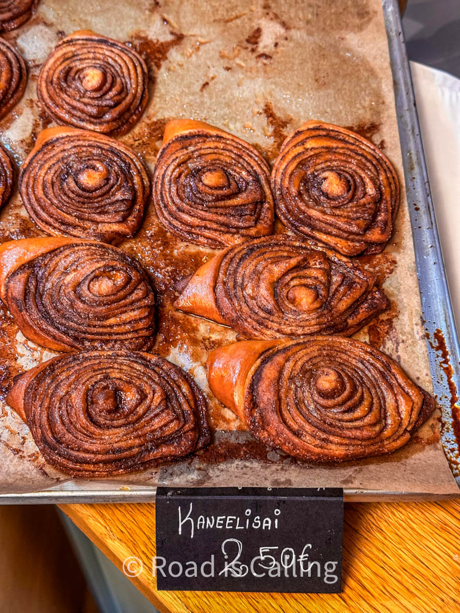 Baking tray with many cinnamon buns on it