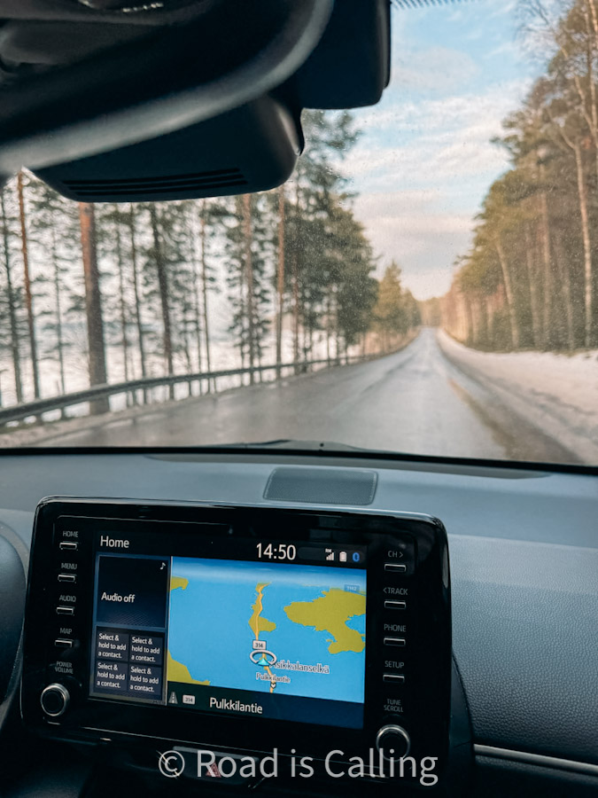 Car dashboard GPS showing Pulkkilanselkä route from Helsinki to Jyväskylä, Finland