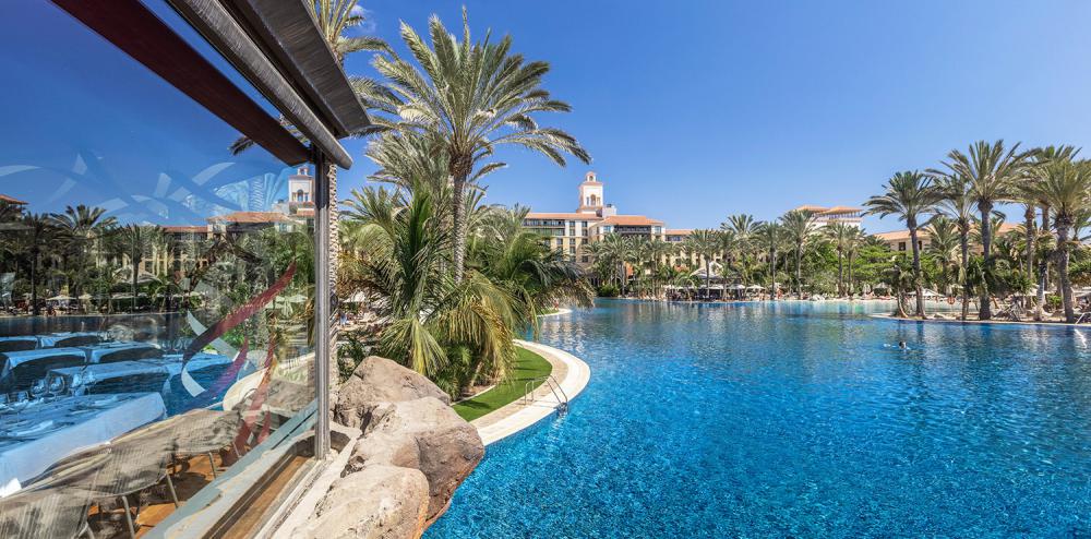 Gran Canaria luxury hotel with largest pool