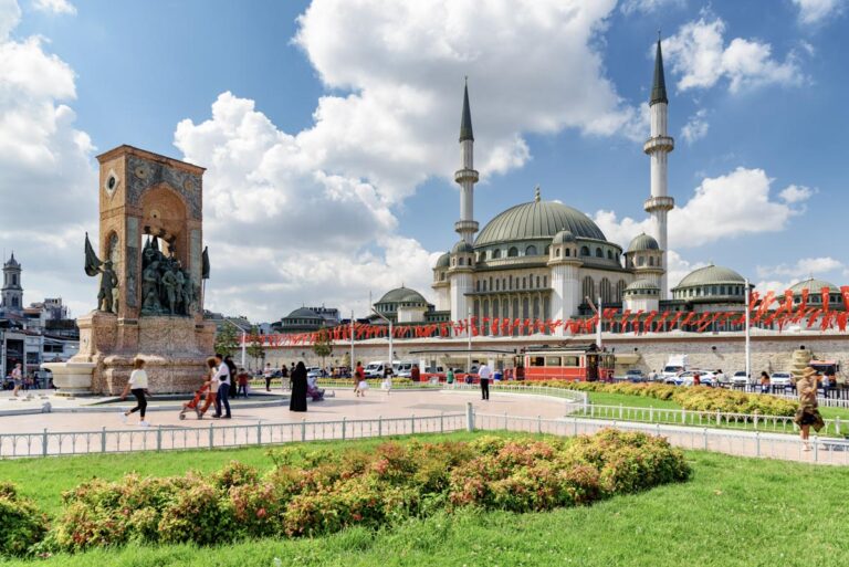 Exploring Taksim Square – Guide to Safety, Restaurants, Bars & Things to Do