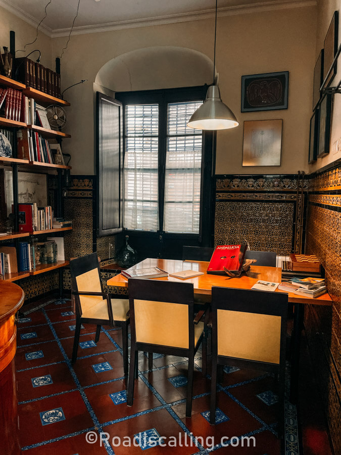quiet room with books and table to work at the hotel in Cordoba